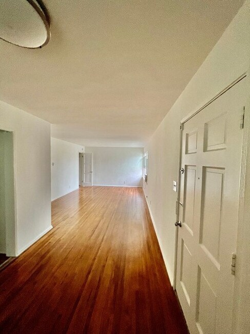 Building Photo - 11722-11728 1/2 Riverside Dr