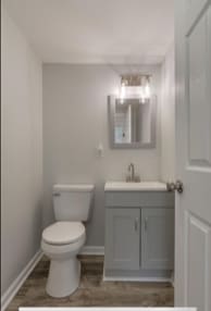 Quarter Bath - 525 Cedar St