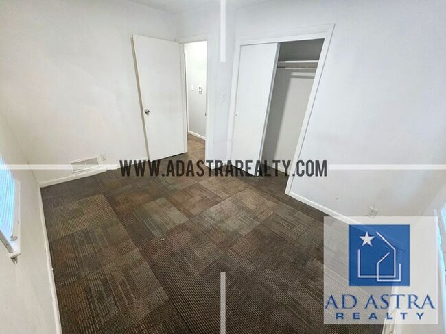 Building Photo - Beautiful 2 Bed 1 Bath Duplex in Independe...