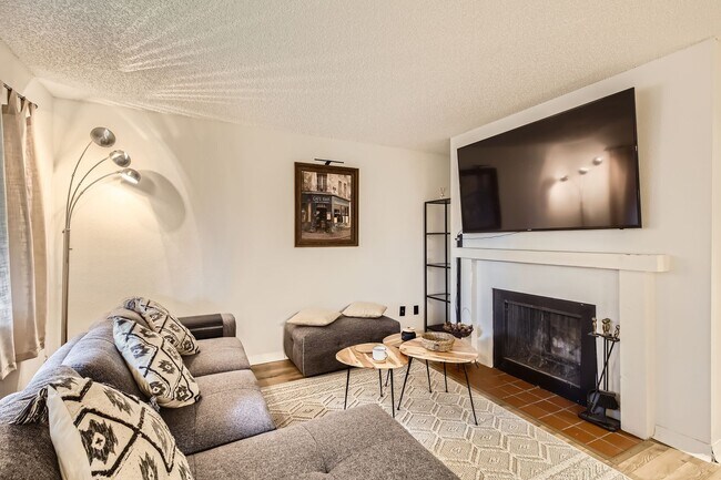 Building Photo - Mission Hills One Bed Condo For Rent! Central Fort Collins!