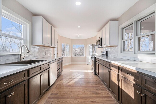 Building Photo - 4585 E Shore Dr