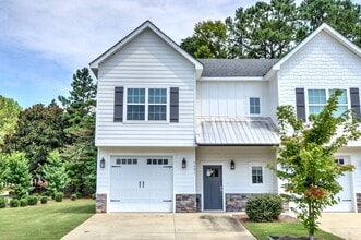 Building Photo - Luxury 3-Bed, 3.5-Bath Townhome in Gatewoo...