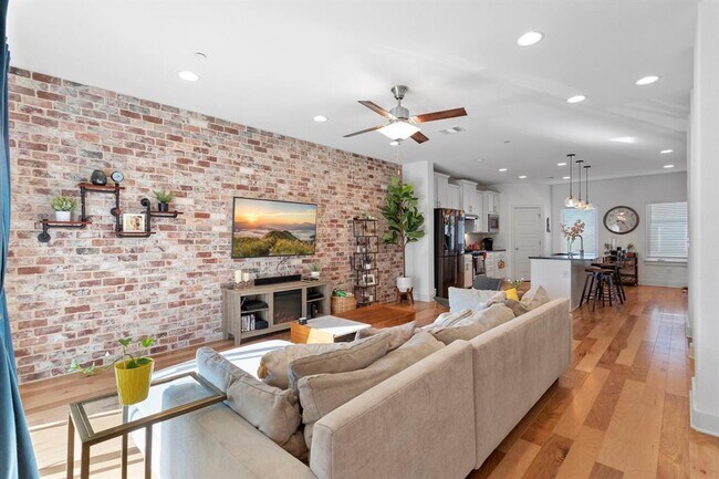 Building Photo - 7203 Bassett Ct