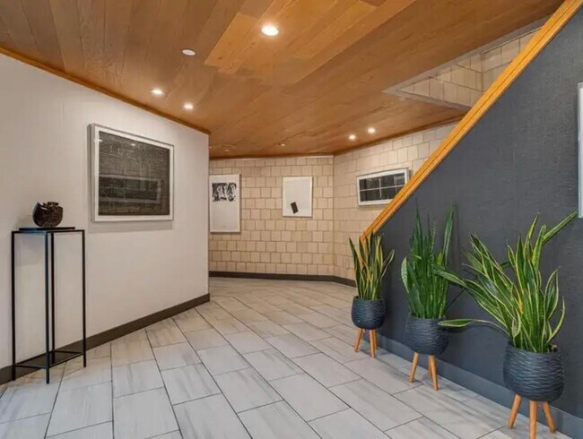 Building Photo - Beautiful 1 bed 1 bath executive condo! Heated parking, gym, sauna!