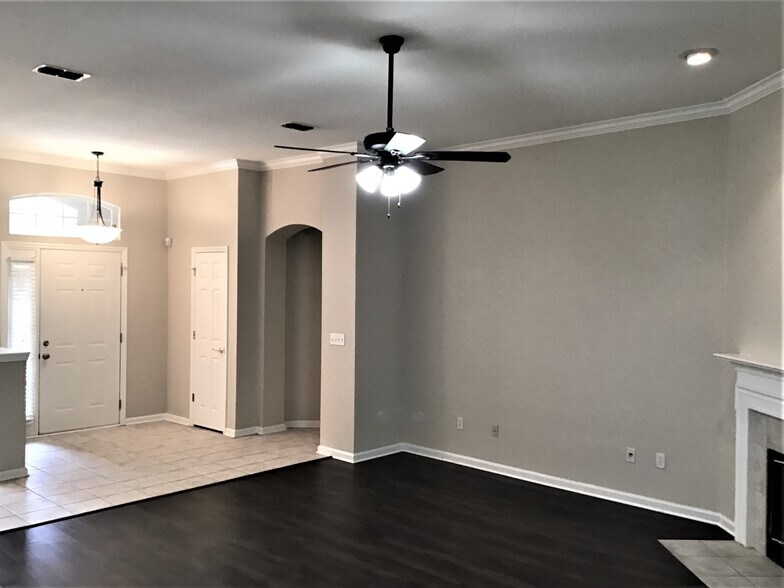 Building Photo - 587 Oakmont Dr