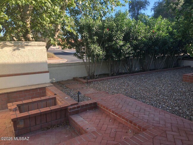 Building Photo - 2530 E Forgeus Pl