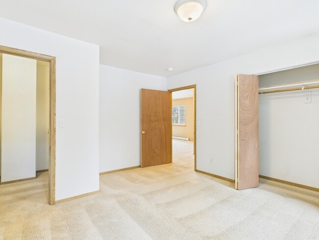 Building Photo - 955 Pickering Dr