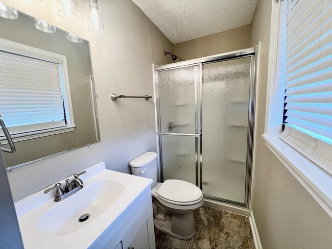 Building Photo - 848 Southview Dr