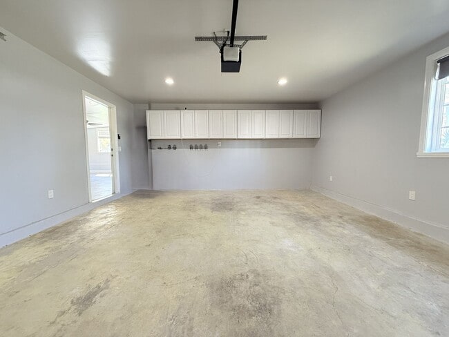 Building Photo - 6660 Charlesworth Ave