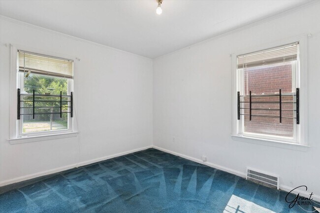 Building Photo - 3 bedroom bungalow $1250