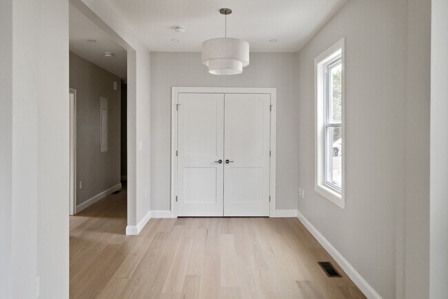 Building Photo - 206 Byron St