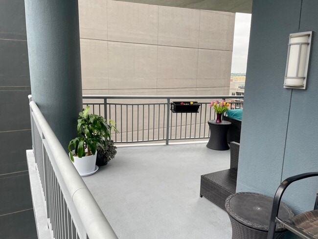 Balcony - 603 Davis St