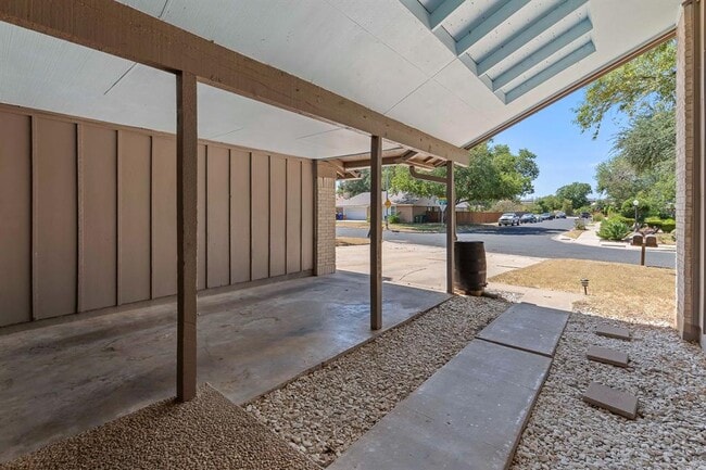 Building Photo - 9011 Quail Valley Dr