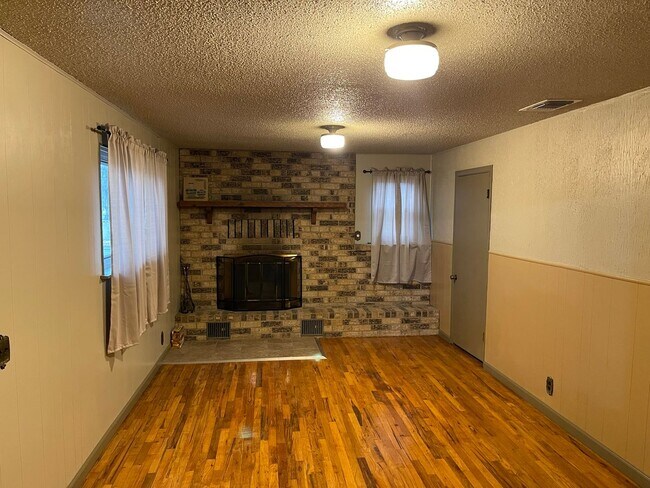 Building Photo - 3 Bedroom 3 Bath Home