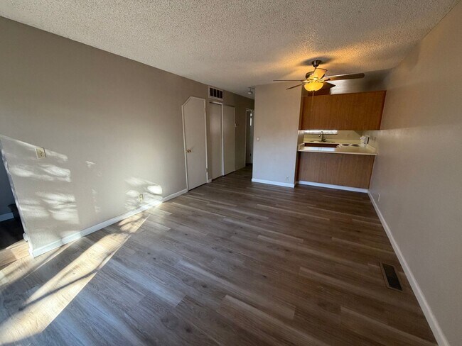 Building Photo - 4985 W 7th St