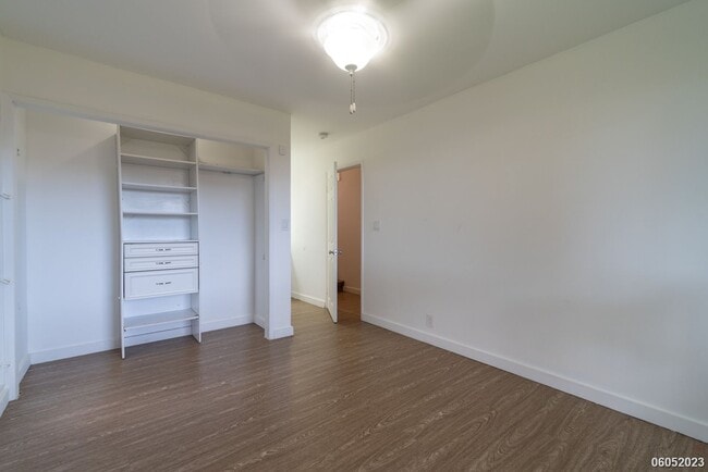 Building Photo - Spacious 4BR/2.5BA/2PKG Townhome with Ocea...