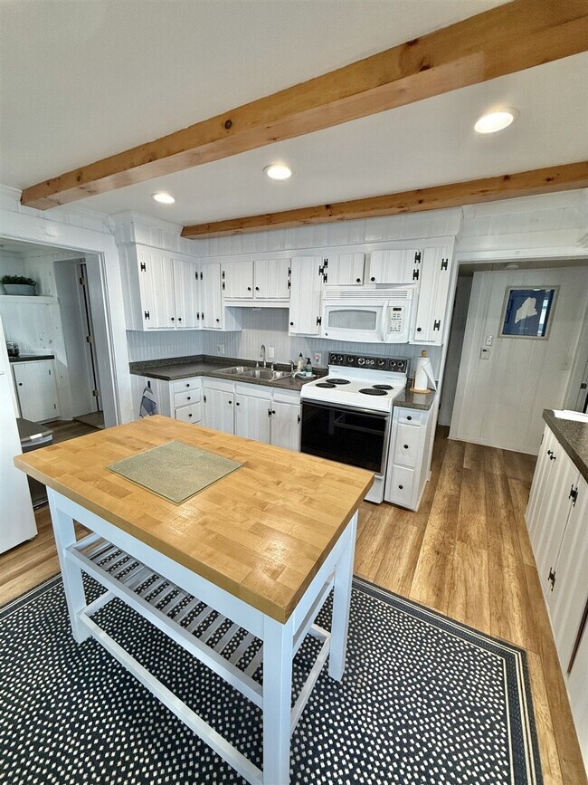 Building Photo - 28 Beach St