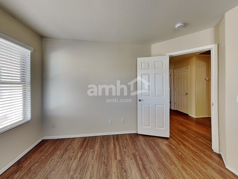 Building Photo - 2063 S Starling Dr