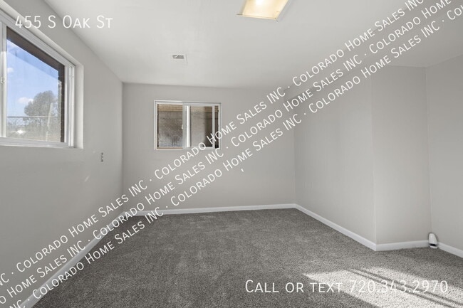 Building Photo - 455 S Oak St