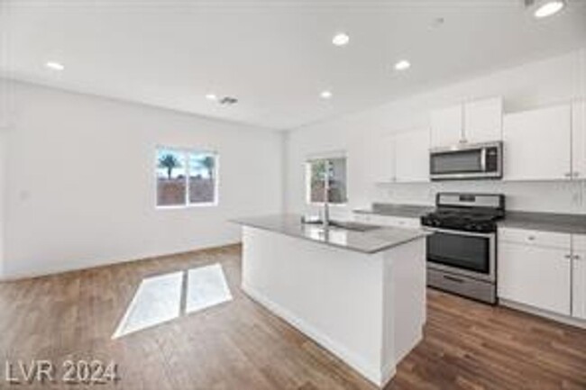 Building Photo - Gorgeous Modern 4 Bedroom Home in Gated Co...