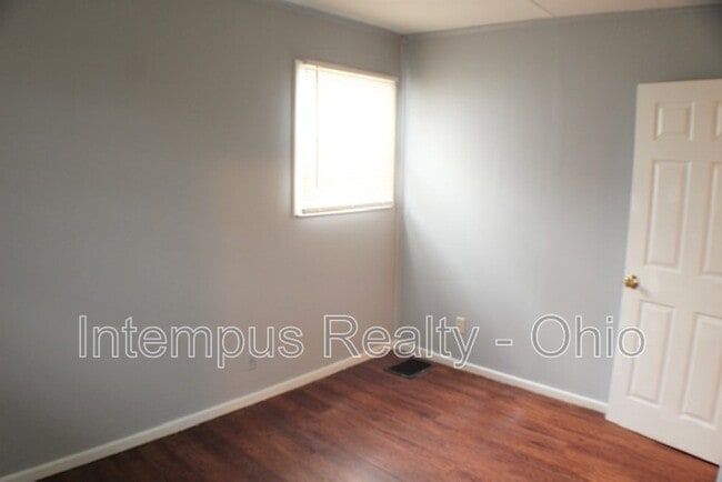 Building Photo - 967 Duxberry Ave