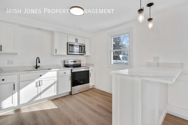 Building Photo - 208 Main St