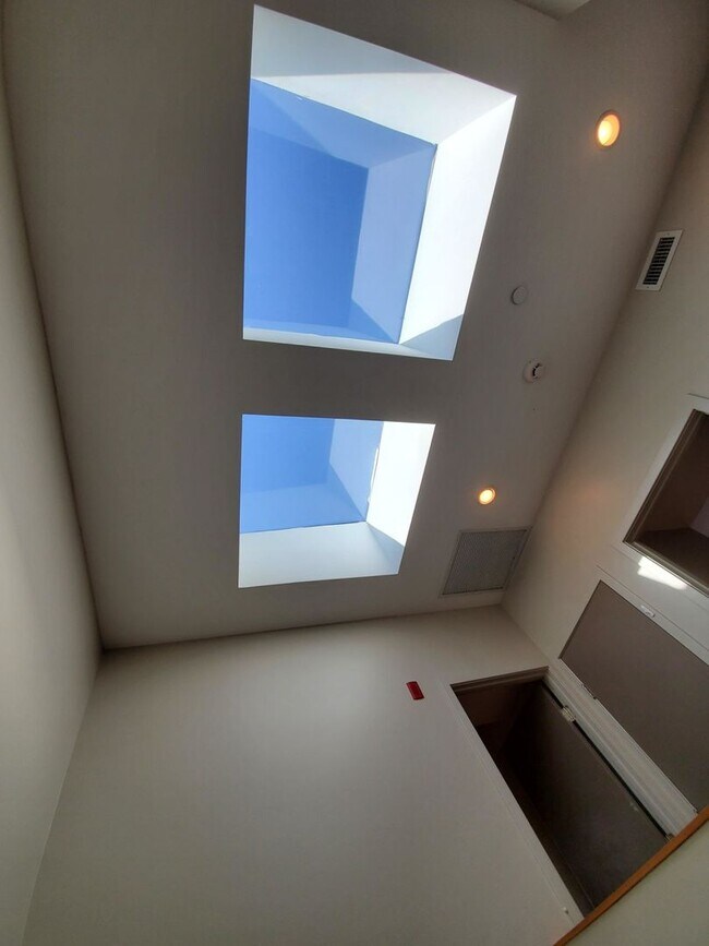 Building Photo - 9/1 Huge, modern 5BR/2.5BA w/parking, AC, w/d in unit!