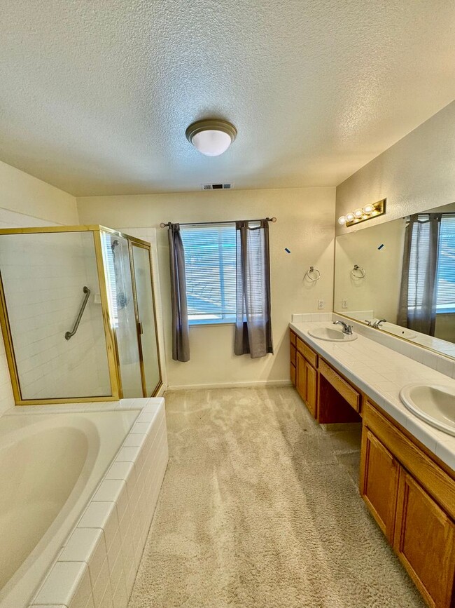 Building Photo - Huge 5 Bedroom + Den, 3 Bath Southside Hom...