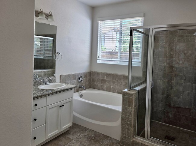 Building Photo - $2,400 Barstow & Leonard, 3 Bed- 2 Full Ba...