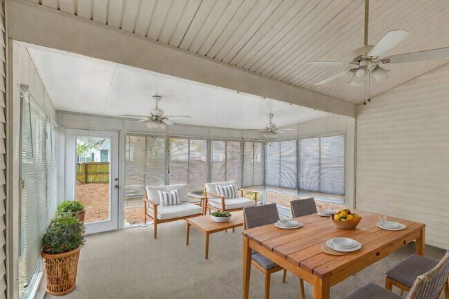 Building Photo - The Lakes