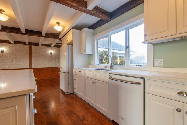 Building Photo - 267 N River Rd