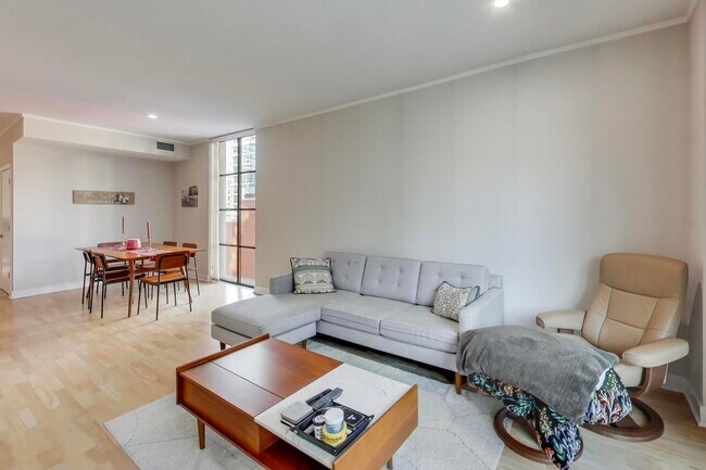 Building Photo - 744 N Clark St