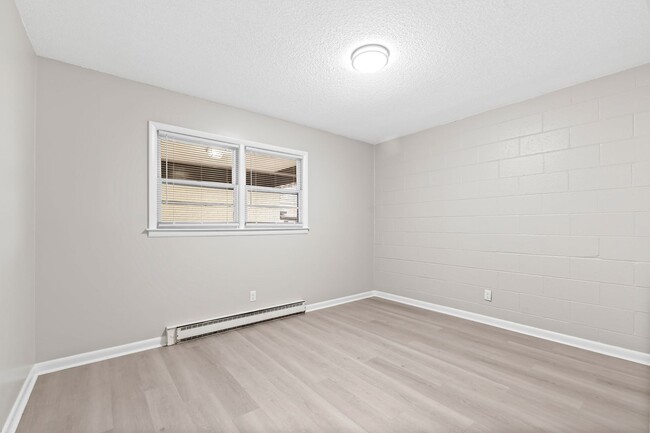 Building Photo - Chic and Updated 2-Bedroom Apartment in Ca...