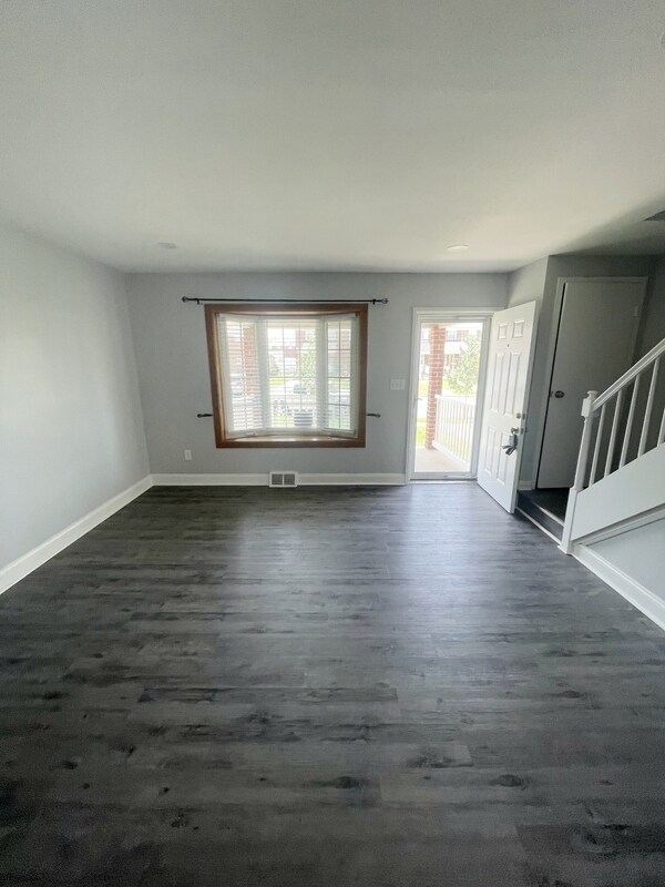 Building Photo - 7843 Lockwood Rd