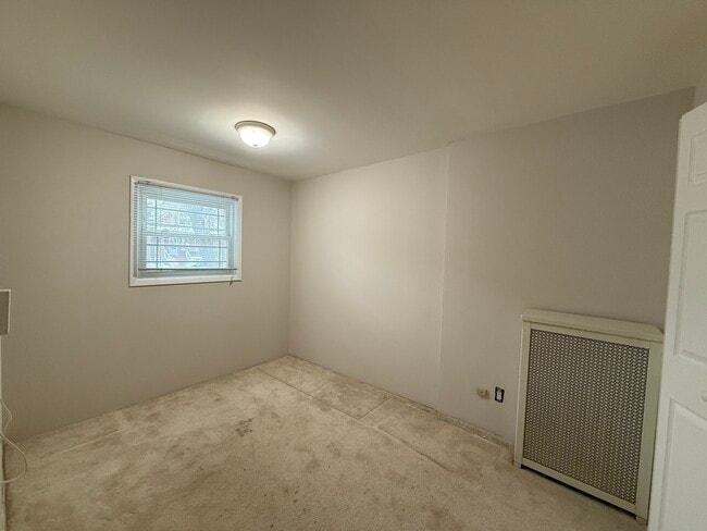 Building Photo - 4844 W Montrose Ave