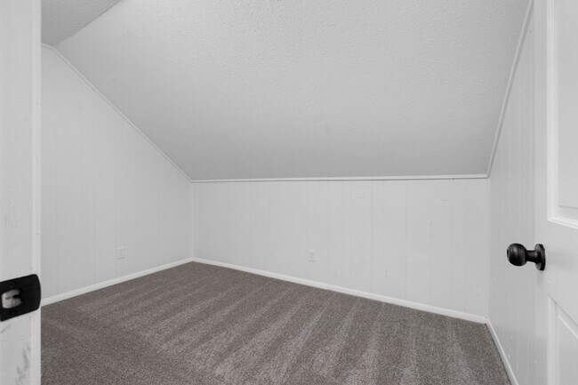 Building Photo - 5 bedroom 3 bath in Covington recently renovated just off the town square