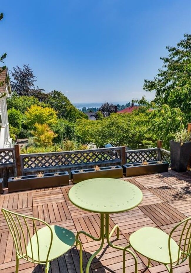 Building Photo - Spacious 4BR Capitol Hill Home with Lake W...