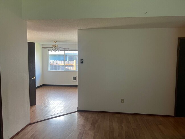 Building Photo - Open Concept: 3 Bed, 1.5 Bath Hidden Gem!