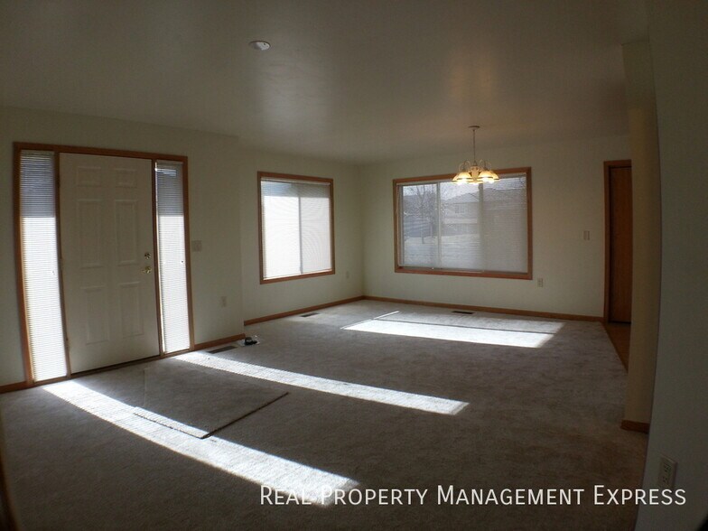 Building Photo - Cozy 2 Bedroom, 1 Bath Twin Home with 2 st...