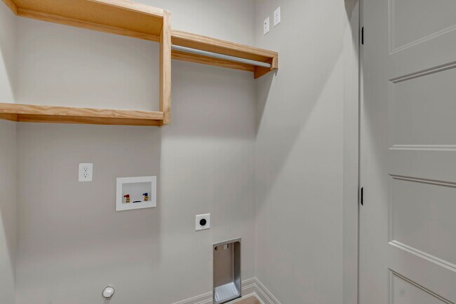 Building Photo - 1923 Sutton Ct