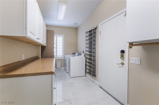 Building Photo - 8516 Summer Vista Ave