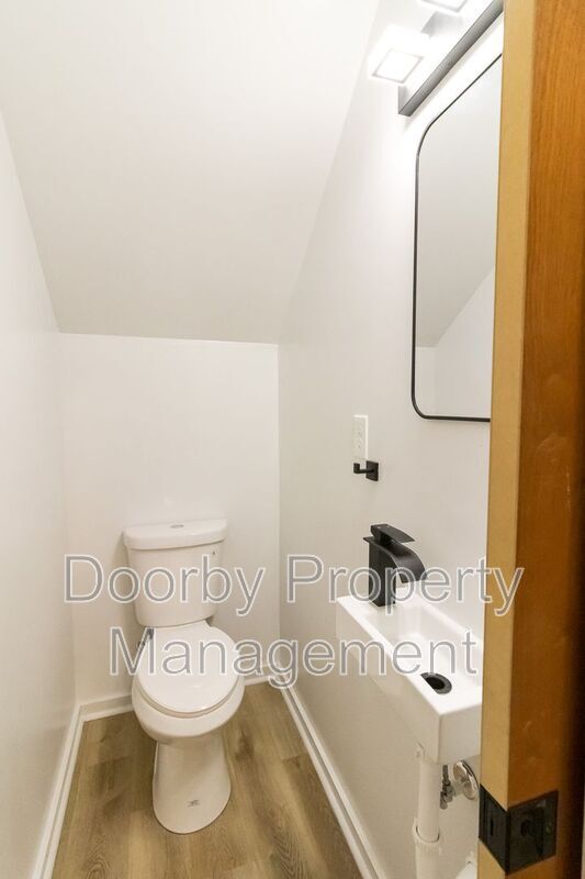 Building Photo - 1808 E 13th St