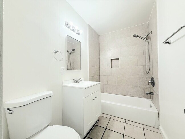 Building Photo - 1017 W 95th St