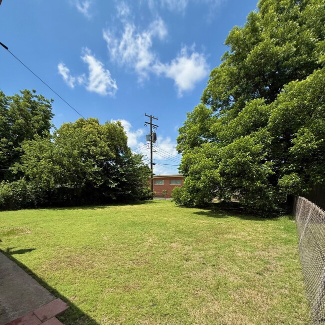 Building Photo - Bright & Spacious 3BR with Large Yard – Gr...