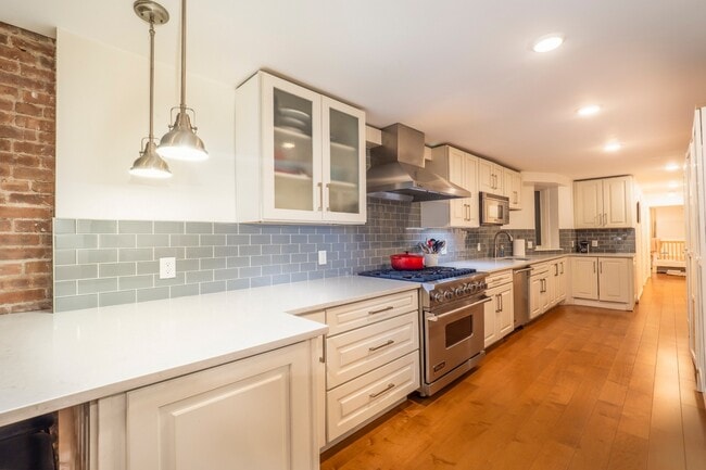 Building Photo - 226 1st St