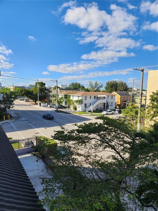 Building Photo - 777 SW 9th Ave