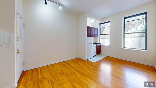 Building Photo - 434 E 89th St