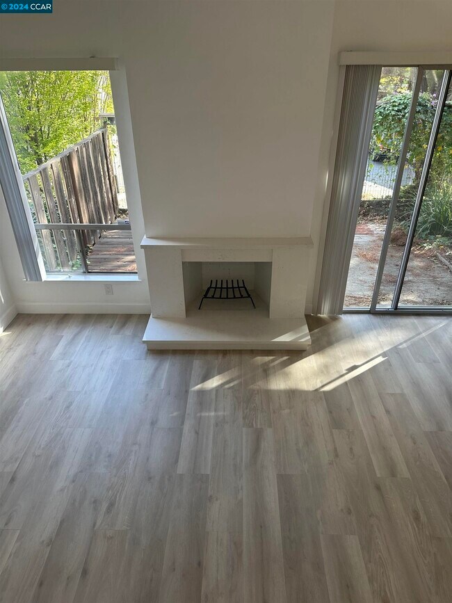 Building Photo - 1700 Siskiyou Dr