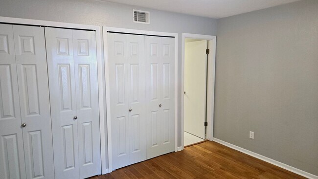 Building Photo - 2BR/2BA just minutes from Shands Hospital ...