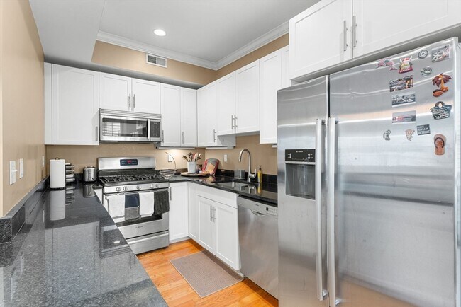 Building Photo - 619 E 3rd St